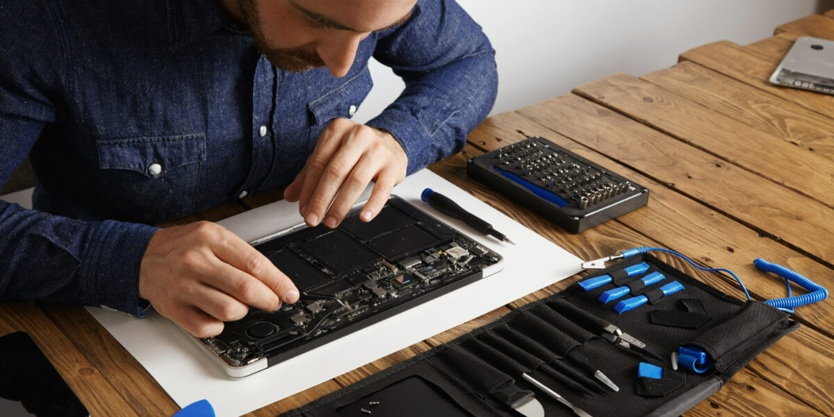 técnico trabajando para reducir el tiempo de entrega de las reparaciones