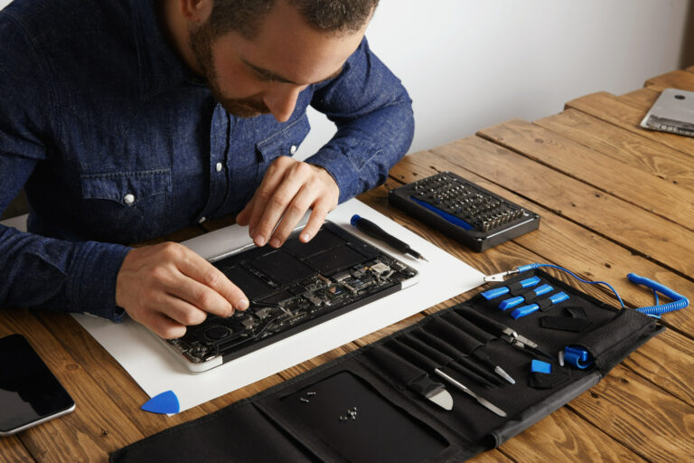 técnico trabajando para reducir el tiempo de entrega de las reparaciones