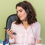cliente fazendo a aprovação de orçamento para assistência técnica pelo celular