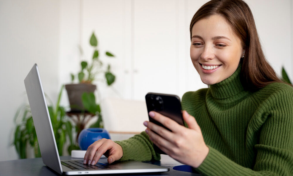 cliente recibiendo notificación de orden de servicio whatsapp en su teléfono