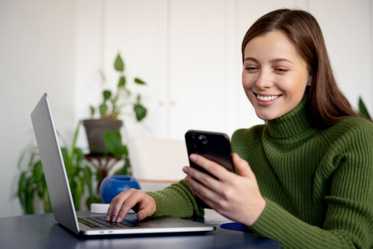 cliente recibiendo notificación de orden de servicio whatsapp en su teléfono