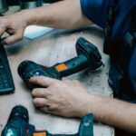 técnico utilizando un sistema de gestión para talleres en su recepción