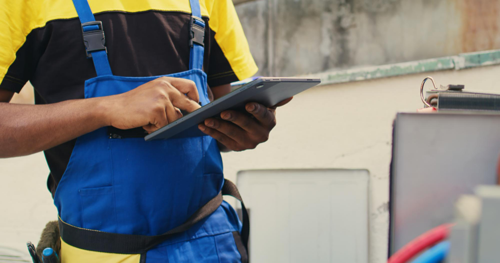 tecnico preenchendo ordem de servico para visita tecnica no tablet