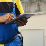 técnico completando orden de servicio para visitas técnicas en su tableta